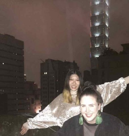 Elisha com amigos em Taipei